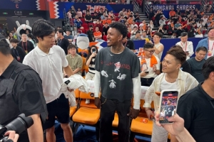 來了來了！尼克·楊來到上海主場 現場觀戰上海VS北京G1配圖