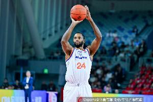 上海主動變陣！半決賽G1首發(fā)：弗格升入首發(fā)陣容 王哲林VS周琦配圖
