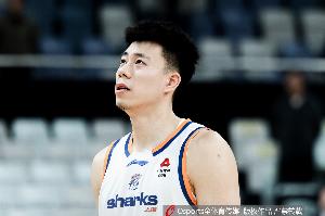 很穩！上海半場三分9投僅1中 但把失誤控制在3次優于北京的9次配圖
