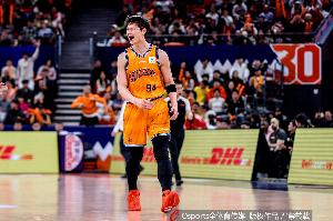 各領2次犯規！王哲林半場6分2板2助VS周琦2分3板2帽配圖
