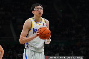 周琦已經拼盡全力 沒人給他傳球 最后只能靠自己在內線硬鑿了配圖