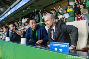 北京國安4-2青島海牛 國際足聯秘書長馬蒂亞斯·格拉夫斯特倫觀賽配圖