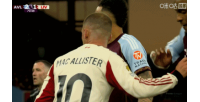起沖突！麥卡利斯特推了孔薩一下，被后者拽著衣服推倒配圖