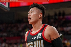 中規中矩!賀希寧半場6中3拿到8分2板1斷 3次犯規配圖