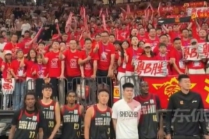 從沒有放棄過心中的理想！深圳主場球迷賽后齊聲唱響《海闊天空》配圖