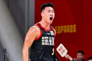 媒體人：賀希寧的表現(xiàn)確實(shí)不足以帶隊(duì)贏球 相信他會繼續(xù)努力前進(jìn)配圖
