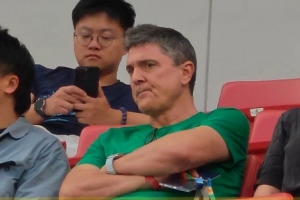 U23國足主帥安東尼奧現身浦東足球場,觀戰海港對陣津門虎的比賽配圖
